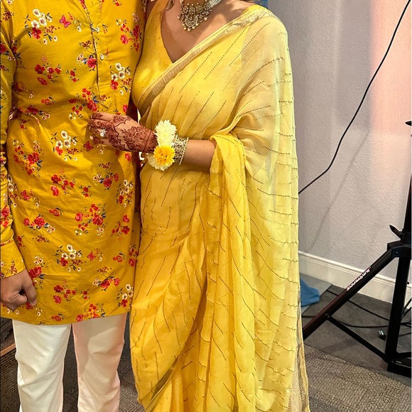 Yellow saree - Picture 2 of 2